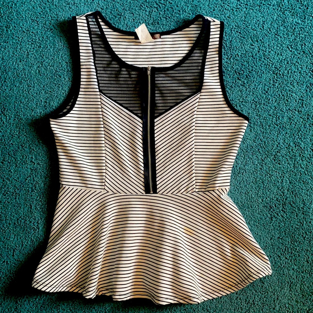 💗2 FOR $10 SALE💗 Black & White peplum top with mesh panel and zipper detail,M